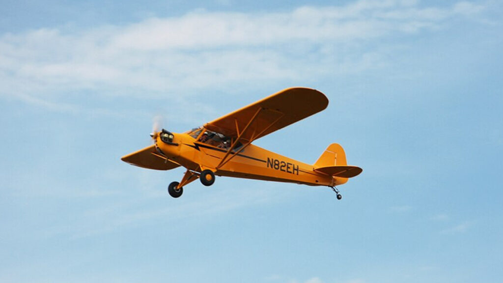 Piper Cub j3 in flight