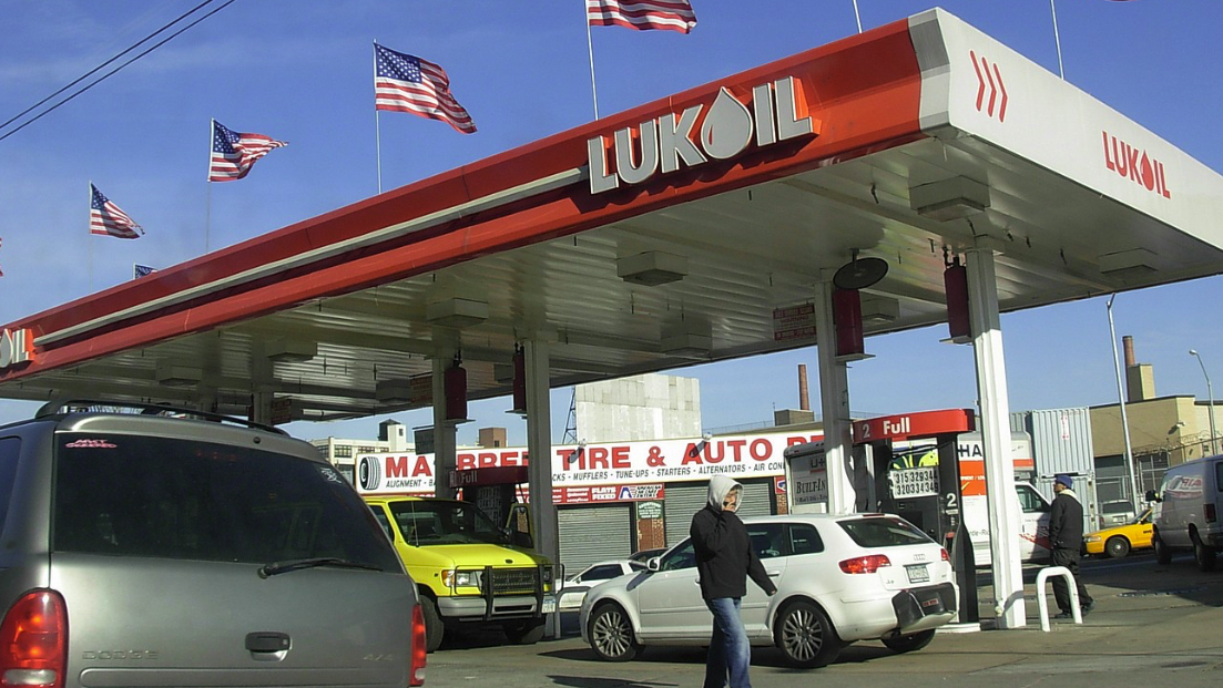 Iraq Offers U.S. Oil Giants Russia's 14 Billion Barrel Lukoil Oilfield Stake
