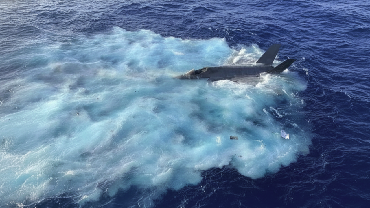 US Navy Successfully Recovers Crashed Aircraft from South China Sea